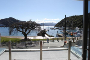  Picton Waterfront Oxley's Luxury Apartment  Пиктон